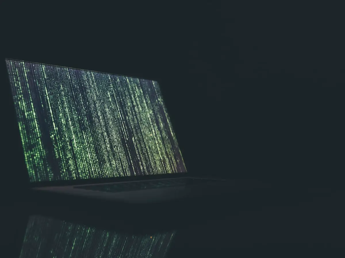 Cadenas numérique stylisé — cybersécurité sur fond bleu nuit